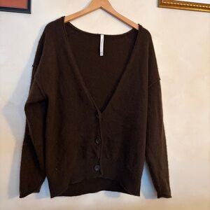 Cardigan Sweater Brown


#aritzia #cashmere